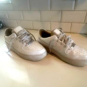 WOMENS NIKE AIR FORCE 1 SAGE LOW